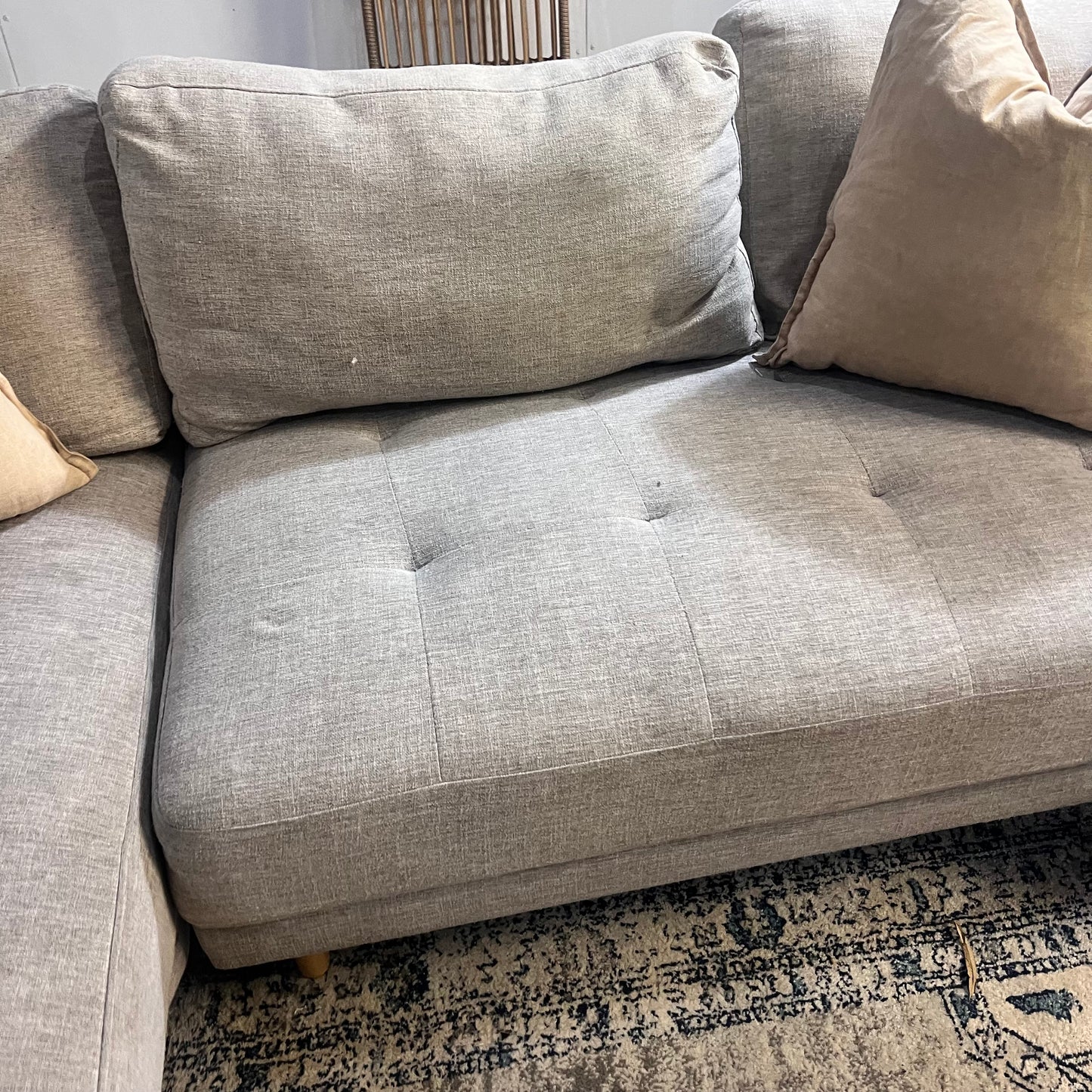 LIGHT GREY FANTASTIC COUCH