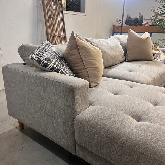 LIGHT GREY FANTASTIC COUCH