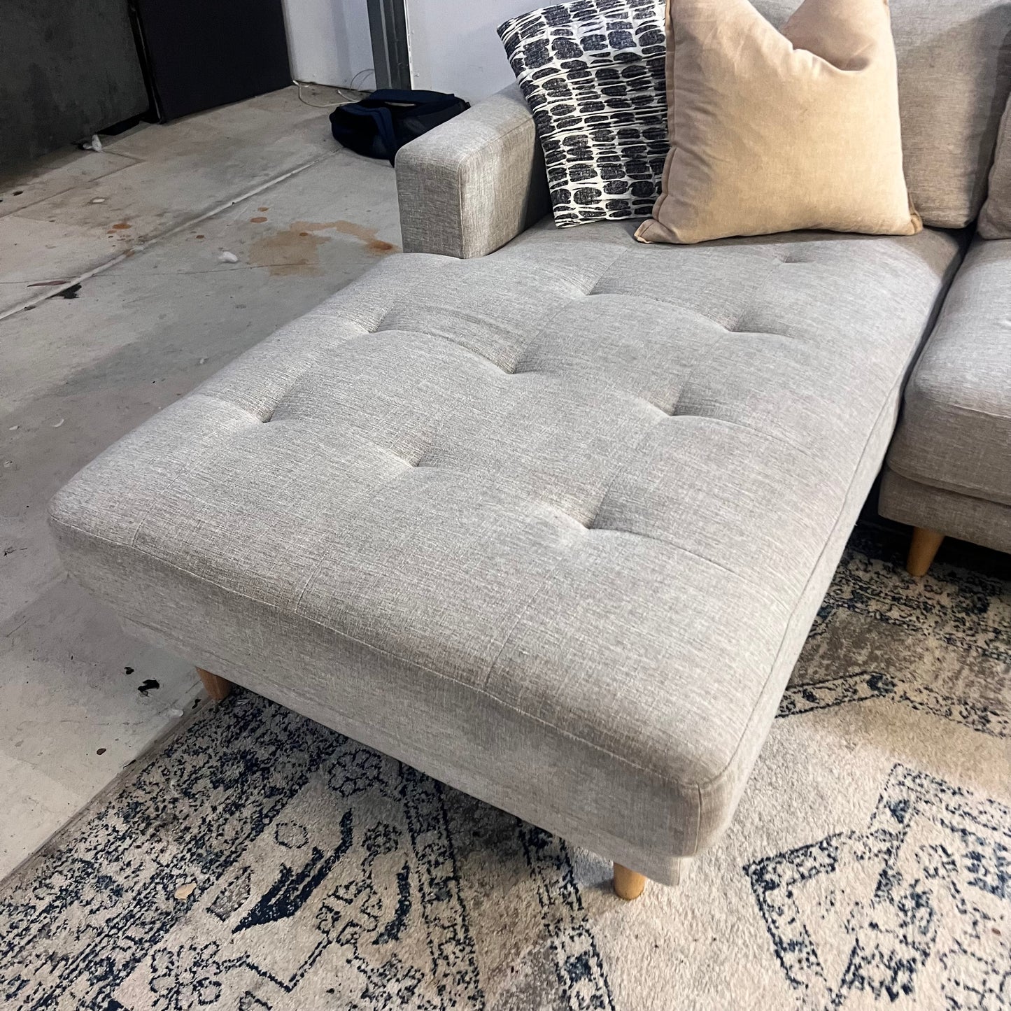 LIGHT GREY FANTASTIC COUCH