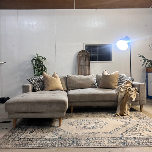 LIGHT GREY FANTASTIC COUCH